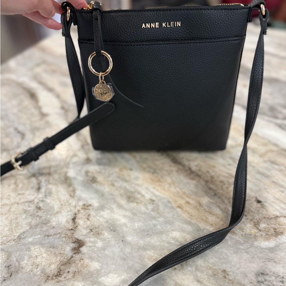 Lovely nwot Ann Klein crossbody bag with signature lion key ring